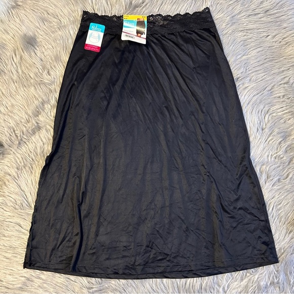 Radiant By Vanity Fair Black Stretch Waist Half Slip Women’s Size Medium‎ 24” - Picture 1 of 5